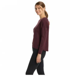 Stoic Women's Merino180 MMXX.Linköping L/S - Merino Shirt -Adventure Gear Shop stoic womens merino180 mmxxlinkoeping l s merino shirt detail 5
